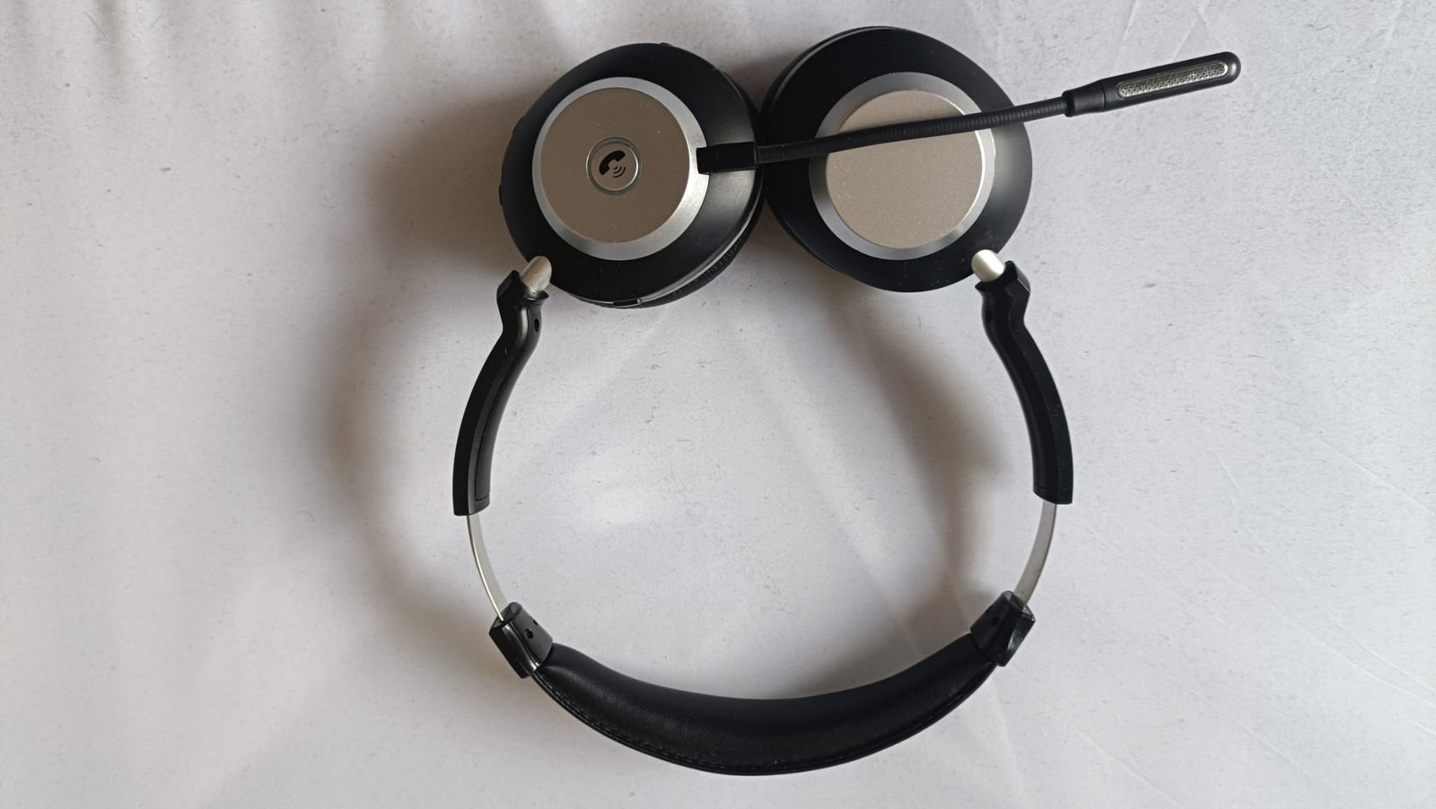 Wantek WK882BT front-facing view with flexible mic boom fully extended, showing the metal headband and ear cup design