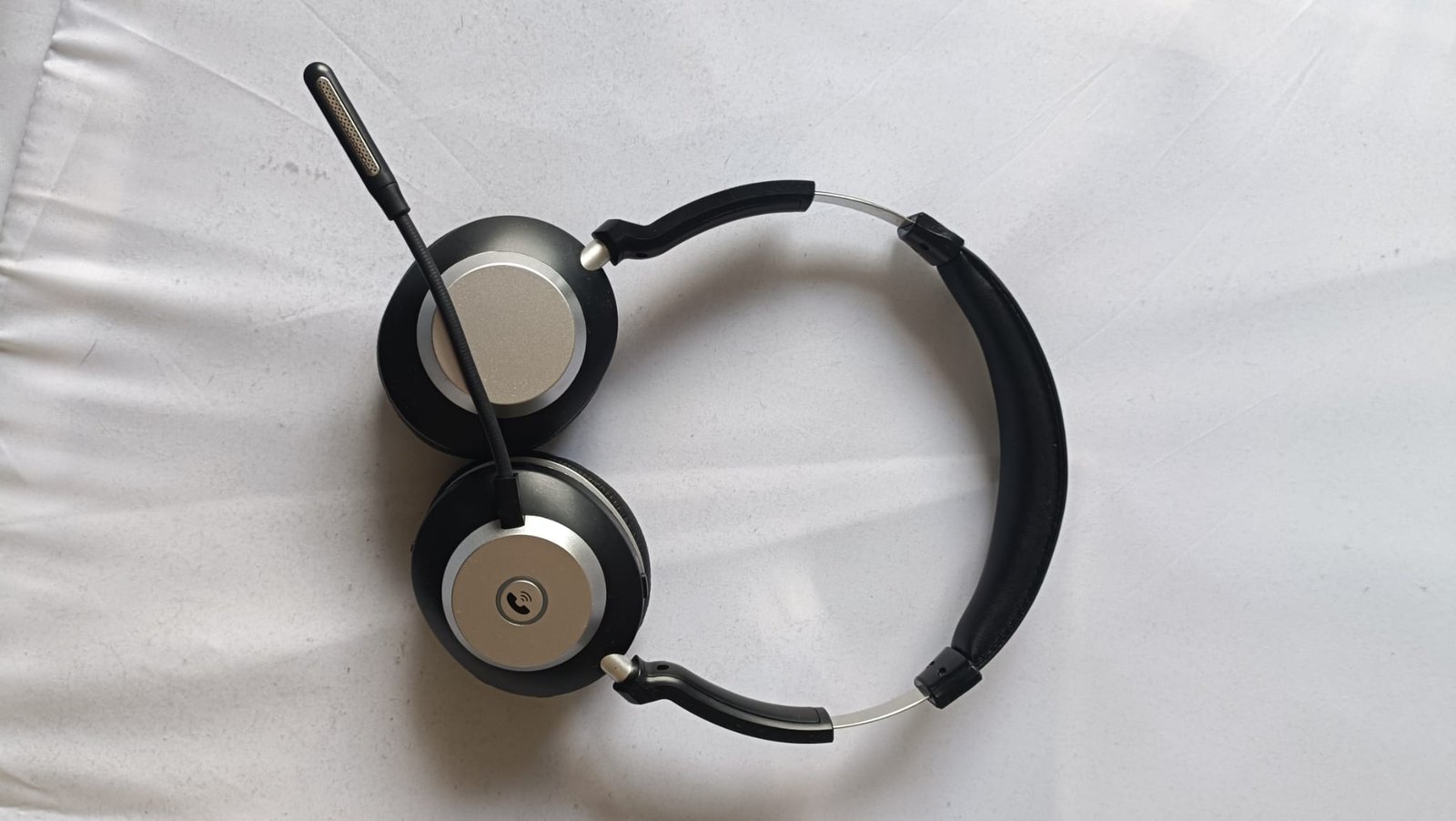 Wantek WK882BT Bluetooth headset overhead view showing ear cups, headband, and flexible mic boom