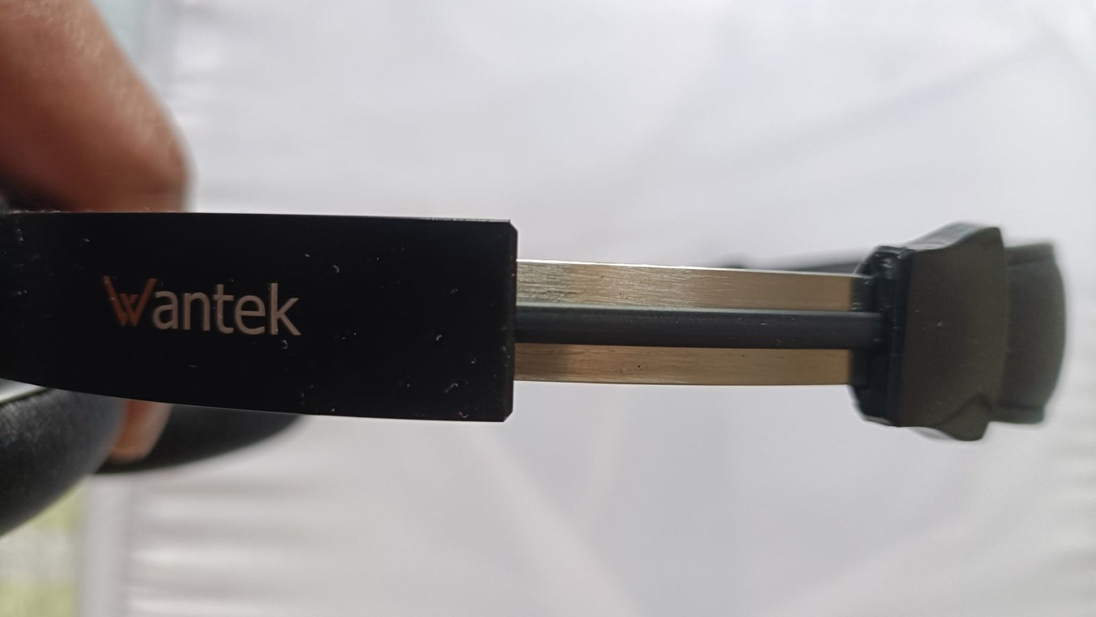 Close-up of the Wantek WK882BT flexible microphone boom arm showing the Wantek logo on the housing and the mesh mic capsule at the tip